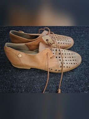 Hush Puppies Leather Lace-Up Perforated Shoes